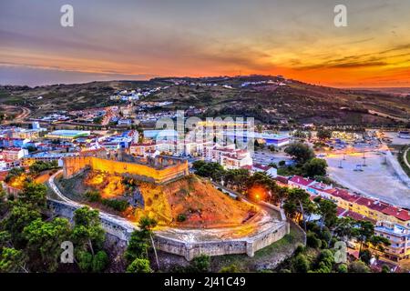 Luftaufnahme des Schlosses Torres Vedras bei Lissabon in Portugal bei Sonnenuntergang Stockfoto