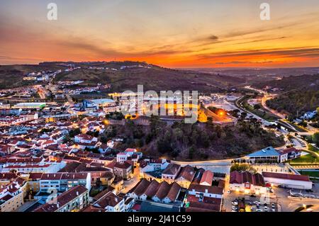 Luftaufnahme des Schlosses Torres Vedras bei Lissabon in Portugal bei Sonnenuntergang Stockfoto