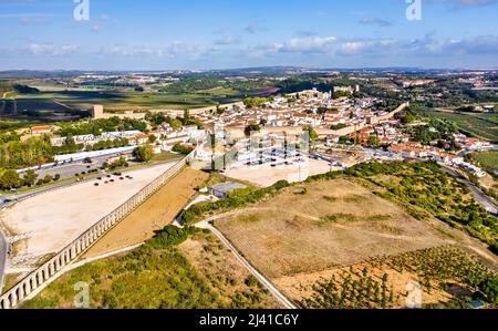 Luftaufnahme von Obidos mit dem Aquädukt Usseira in Oeste Region Portugal Stockfoto