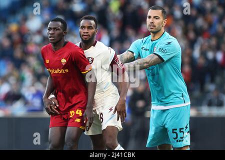 Felix Afena Gyan von Roma (L), Lassana Coulibaly von Salernitana (C) und Luigi Sepe Torhüter von Salernitana (R) im Einsatz während der italienischen Meisterschaft Serie Ein Fußballspiel zwischen AS Roma und US Salernitana am 10. April 2022 im Stadio Olimpico in Rom, Italien - Foto Federico Proietti / DPPI Stockfoto