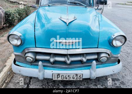 Vorderseite des alten renovierten blauen Retro-Chevrolet-Autos. Nahaufnahme. Vorderansicht. Stockfoto