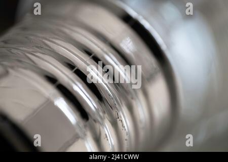 Schraubanschluss einer LED-Lampe mit E14 oder E27 LEDs. Enge Schärfentiefe, Hintergrundbild Stockfoto