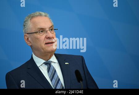 München, Deutschland. 11. April 2022. Bayerns Innenminister Joachim Herrmann (CSU) spricht auf der Pressekonferenz zur Präsentation des Bayerischen Verfassungsschutzes 2021. Quelle: Angelika Warmuth/dpa/Alamy Live News Stockfoto