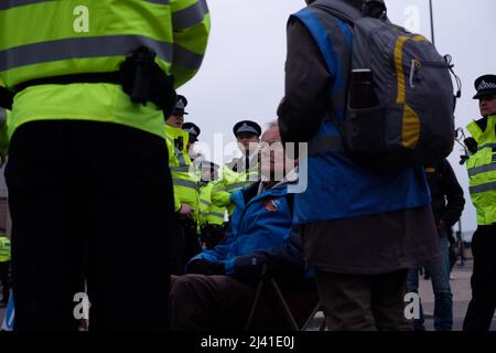 London, Großbritannien. 10. April 2022. Extinction Rebellion (XR)-Aktivisten versammelten sich im Hyde Park und marschierten durch Central London, der marsch spaltete sich in zwei Teile und die Lambeth-Brücke und die Vauxhall-Brücke wurden blockiert. Mehrere Personen klebten sich an der Kreuzung Vauxhall an die Straße und es wurden mehrere Verhaftungen vorgenommen. Quelle: Dan Pearson/Alamy Live News Stockfoto
