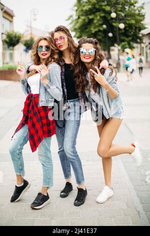 Modische Teenager-Mädchen posieren auf der Straße im Sommer. Stockfoto