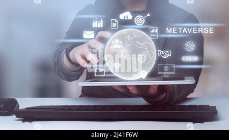 Frau zeigt virtuelle Welt Internet-Verbindung Metaverse. Technologie und digitales Marketing. Digital Link Tech. Big Data. Stockfoto