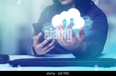 Frau mit Smartphone mit Cloud-Computing-Diagramm zeigen auf der Hand. Cloud-Technologie. Datenspeicherung. Netzwerk- und Internet-Service-Konzept. Stockfoto