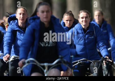 ZEIST - die Spieler der niederländischen Frauenmannschaft sind auf dem Weg zu einem Training. Die Orange Lionesses bereiten sich auf das Freundschaftsspiel gegen Südafrika vor. ANP JEROEN PUTMANS Stockfoto