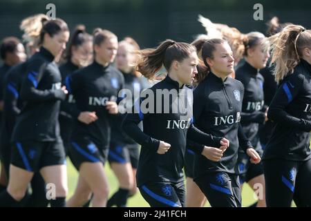 ZEIST - Spieler der niederländischen Frauen-Nationalmannschaft während einer Trainingseinheit. Die Orange Lionesses bereiten sich auf das Freundschaftsspiel gegen Südafrika vor. ANP JEROEN PUTMANS Stockfoto