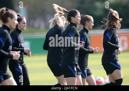 ZEIST - Spieler der niederländischen Frauen-Nationalmannschaft während einer Trainingseinheit. Die Orange Lionesses bereiten sich auf das Freundschaftsspiel gegen Südafrika vor. ANP JEROEN PUTMANS Stockfoto