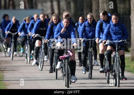 ZEIST - die Spieler der niederländischen Frauenmannschaft sind auf dem Weg zu einem Training. Die Orange Lionesses bereiten sich auf das Freundschaftsspiel gegen Südafrika vor. ANP JEROEN PUTMANS Stockfoto