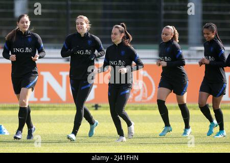 ZEIST - Spieler der niederländischen Frauen-Nationalmannschaft während einer Trainingseinheit. Die Orange Lionesses bereiten sich auf das Freundschaftsspiel gegen Südafrika vor. ANP JEROEN PUTMANS Stockfoto