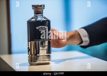 London UK 11 April 2022 Black Bowmore Aston Martin DB5-31 Jahre alt-1964. Dieser legendäre Bowmore-Jahrgang wurde erstmals 1995 abgefüllt. Bekannt für seinen unvergleichlichen Geschmack, wurde er 2020 neu abgefüllt und wird in einem Dekanter präsentiert, der einen echten Aston Martin DB5 Kolben enthält. Es ist Dekanter 19 out 27 (£75.000-85.000).Paul Quezada-Neiman/Alamy Live-Nachrichten Stockfoto