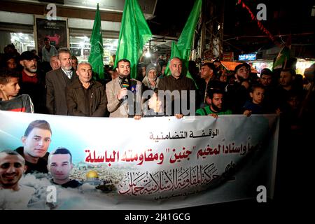 Gaza, Palästina: Hamas-Anhänger nehmen am 10. April 2022 an einem Solidaritätsstand mit Bewohnern von Dschenin im Westjordanland im Flüchtlingslager Jabalia im nördlichen Gazastreifen Teil. Foto von Ramez Habboub/ABACAPRESS.COM Stockfoto