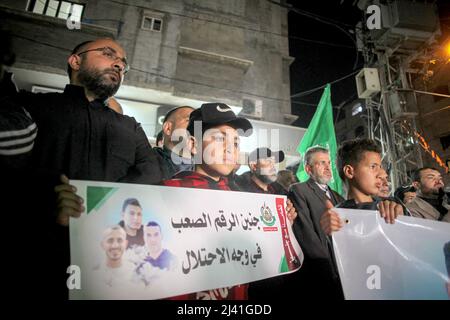 Gaza, Palästina: Hamas-Anhänger nehmen am 10. April 2022 an einem Solidaritätsstand mit Bewohnern von Dschenin im Westjordanland im Flüchtlingslager Jabalia im nördlichen Gazastreifen Teil. Foto von Ramez Habboub/ABACAPRESS.COM Stockfoto