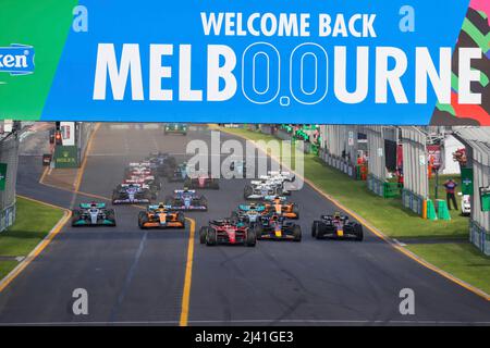 Melbourne, Australien. 10. April 2022. Start, #16 Charles Leclerc (MCO, Scuderia Ferrari), #1 Max Verstappen (NLD, Oracle Red Bull Racing), #11 Sergio Perez (MEX, Oracle Red Bull Racing), #63 George Russell (GBR, Mercedes-AMG Petronas F1 Team), #4 Lando Norris (GBR, McLaren F1 3 Team), ##44 Lewis Hamilton (GBR, Mercedes-AMG Petronas F1 Daniel Hamilton) (AUS, McLaren F1 Team), F1 Grand Prix von Australien auf dem Melbourne Grand Prix Circuit am 10. April 2022 in Melbourne, Australien. (Foto von HIGH TWO) Quelle: dpa/Alamy Live News Stockfoto