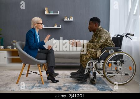 Soldat mit Behinderung und Psychotherapeut Stockfoto