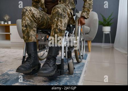 Kriegsveteran mit Behinderung im Rollstuhl sitzend Stockfoto