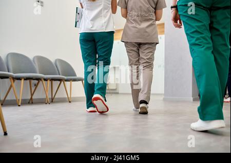 Krankenhausflur mit wanderten Ärzten beschnitten Schuss Stockfoto