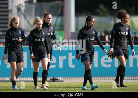 ZEIST - Spieler der niederländischen Frauen-Nationalmannschaft während einer Trainingseinheit. Die Orange Lionesses bereiten sich auf das Freundschaftsspiel gegen Südafrika vor. ANP JEROEN PUTMANS Stockfoto