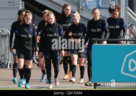 ZEIST - Spieler der niederländischen Frauen-Nationalmannschaft während einer Trainingseinheit. Die Orange Lionesses bereiten sich auf das Freundschaftsspiel gegen Südafrika vor. ANP JEROEN PUTMANS Stockfoto