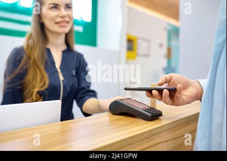 Zahlung für Klinikdienste über Mobiltelefon Stockfoto