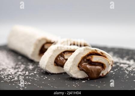 Türkischer Genuss mit Schokoladenfüllung. Traditionelle türkische Küche Delikatessen. Nahaufnahme Stockfoto