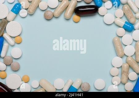 Medicine Pillen Sortiment in Rahmen Zusammensetzung auf blauem Hintergrund Draufsicht mit Kopierraum Stockfoto