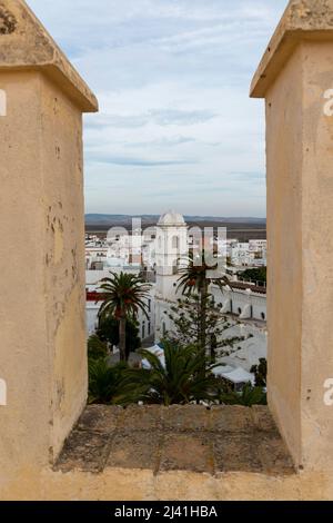 Conil de la Oro, zwischen den Leuchttürmen des Torre de Guzman. Cádiz, Andalusien, Spanien. Stockfoto