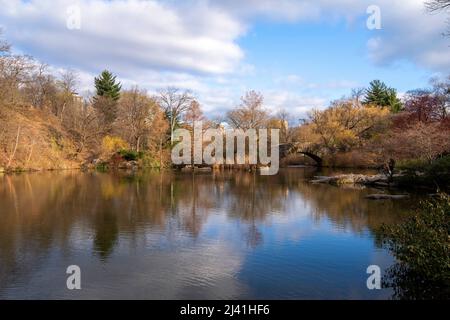 The Pond and Gapstow Bridge im Central Park in Manhattan, New York City, USA Stockfoto