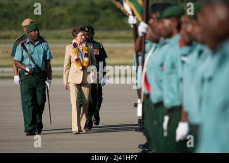 Die Königliche Prinzessin inspiziert eine Ehrenwache bei der Ankunft am internationalen Flughafen Jacksons in Port Moresby, am ersten Tag der königlichen Reise nach Papua-Neuguinea im Namen der Königin, anlässlich des Platin-Jubiläums. Bilddatum: Montag, 11. April 2022. Stockfoto