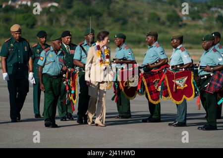 Die Prinzessin Royal inspiziert die Band bei der Ankunft am Jacksons International Airport in Port Moresby, am ersten Tag der königlichen Reise nach Papua-Neuguinea im Namen der Königin, zur Feier des Platin-Jubiläums. Bilddatum: Montag, 11. April 2022. Stockfoto