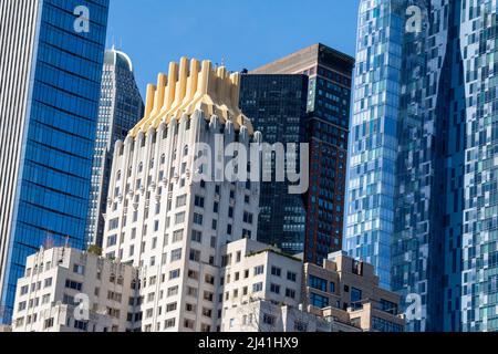 Gebäude, die Teil der Skyline der Stadt sind und vom Central Park South in Manhattan, New York City, USA, aus gesehen werden Stockfoto