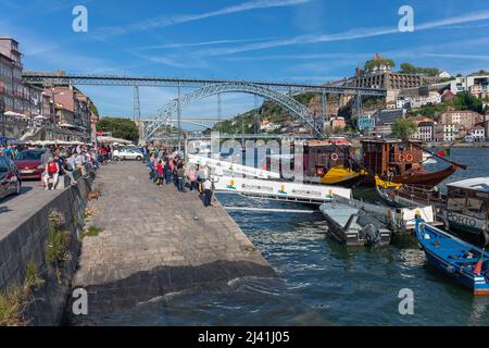 Der Ribeira-Bezirk zeigt die Promenade mit festgetäuten Vergnügungsbooten am Douro-Fluss, Porto, Portugal, Europa Stockfoto