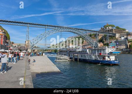 Der Ribeira-Bezirk zeigt die Promenade mit festgetäuten Vergnügungsbooten am Douro-Fluss, Porto, Portugal, Europa Stockfoto