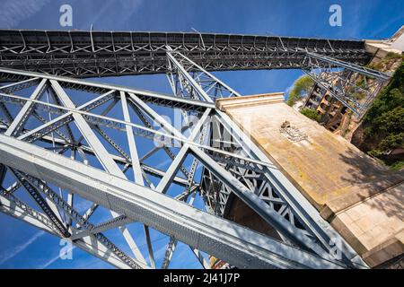 Luís I Brücke (Ponte Luís I) mit Details von Buttress und Turm, die Upper Deck, Vila Nova de Gaia, Porto, Portugal, Europa unterstützen Stockfoto