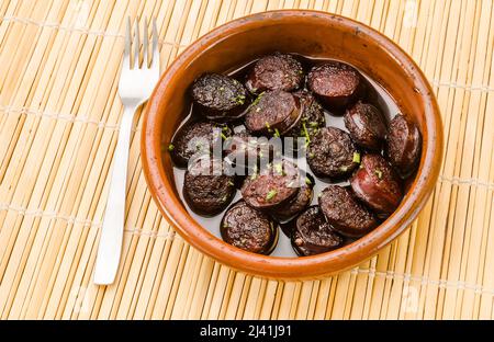 Typisch spanisches Essen, Portion Chorizo ​​in Wein. Stockfoto