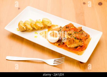 Typisch spanische Küche, Kabeljau mit Ratatouille und Kartoffeln. Stockfoto