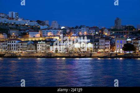 Der Douro Fluss mit traditionellen Portweinkellern entlang der Avenida de Diogo Leite bei Nacht, Porto, Portugal, Europa Stockfoto