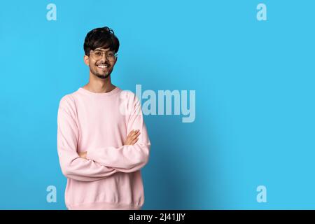 Glücklicher hindu-Kerl, der für Werbung an einem Platz für die Kopie steht Stockfoto