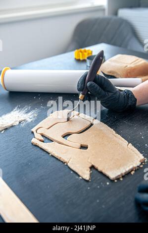 Nahaufnahme, der Prozess der Herstellung von handgefertigten Lebkuchen. Stockfoto