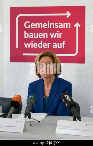 Kreuzberg, Deutschland. 11. April 2022. Die Rheinland-pfälzische Ministerpräsidentin Malu Dreyer (SPD) spricht auf einer Pressekonferenz, in der sie ein Konzept zur Outreach-Beratung vorstellt. Quelle: Thomas Frey/dpa/Alamy Live News Stockfoto