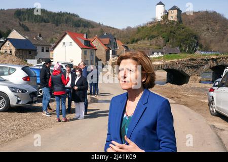 Kreuzberg, Deutschland. 11. April 2022. Die Rheinland-pfälzische Ministerpräsidentin Malu Dreyer (SPD) spricht nach einer Pressekonferenz mit Journalisten, in der sie ein Konzept zur Outreach-Beratung vorstellte. Hausbesuche sollen bei der Bewerbung um die Finanzierung des Wiederaufbaus helfen. Im Hintergrund ist die zerstörte Brücke und das Schloss Kreuzburg zu sehen. Quelle: Thomas Frey/dpa/Alamy Live News Stockfoto