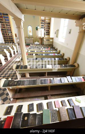 08. April 2022, Sachsen-Anhalt, Luso: In der Gesangskirche liegen rund 2000 Gesangssammelte auf den Bänken und auf Holzregalen. Die Hymnenkirche ist Teil von drei weiteren Themenkirchen in den Vororten, einer Osterkirche, einer Weihnachtskirche und einer Bibelkirche und soll neue Besucher in die alten, ungenutzten Gotteshäuser bringen. Die Hymnen sind in vielen Sprachen und Versionen zu sehen. Die Themenkirchen sollen historische Entdeckungen einladen, spirituelle Begegnungen und Raum für innere Kontemplation bieten und sind 24 Stunden am Tag geöffnet. Foto: Waltraud Grubitzsch/dpa-Zentralbild/ZB Stockfoto