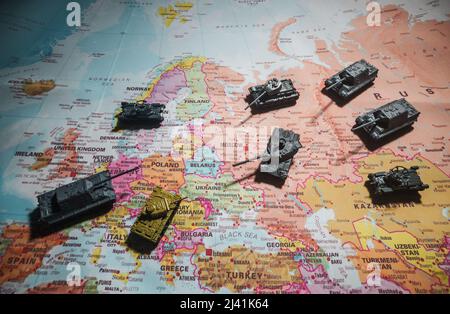 Spielzeugtanks auf der Karte. Konzept der Konfrontation zwischen Europa und Russland. Stockfoto