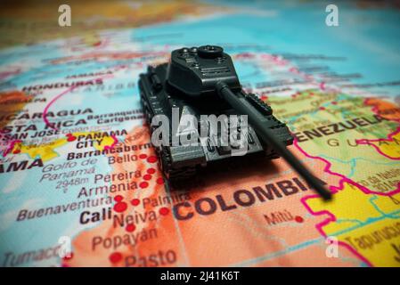 Spielzeugtanks auf der Karte. Krieg gegen Drogenkartelle in Kolumbien. Stockfoto