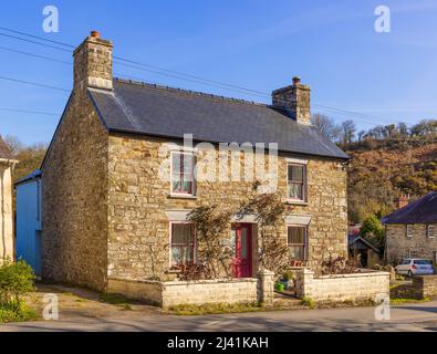 Traditionelle walisische freistehende Hütte aus walisischem Stein. Stockfoto