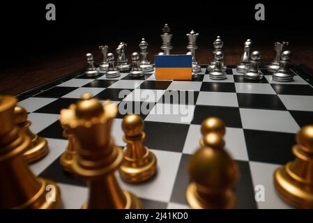 Schachbrett Spiel. Konzept des politischen Konflikts mit der Ukraine. Stockfoto