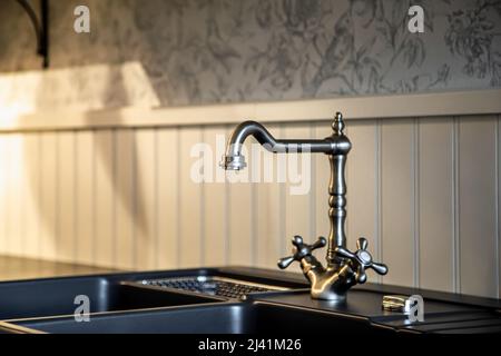 Stahl Küchenarmatur im Vintage-Stil Nahaufnahme. Stockfoto