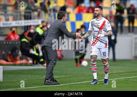 Frosinone, Italien. 09. April 2022. Cremonese Trainer Fabio Pecchia während des Spiels Frosinone-Cremonese im Benito Stirpe Stadium und Cristian Buonaiuto von US Cremonese während des Fußballspiels Serie B, Frosinone gegen Cremonese im Stadio Benito Stirpe am 9. April 2022 in Frosinone, Italien. (Foto: AllShotLive/Sipa USA) Quelle: SIPA USA/Alamy Live News Stockfoto
